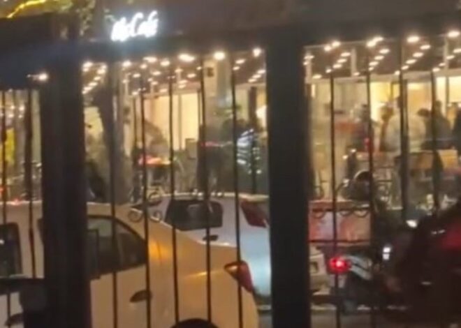 İstanbul’da fast-food zinciri şubesinde müşteriler arasında kavga çıktı: Sandalyeler havada uçuştu