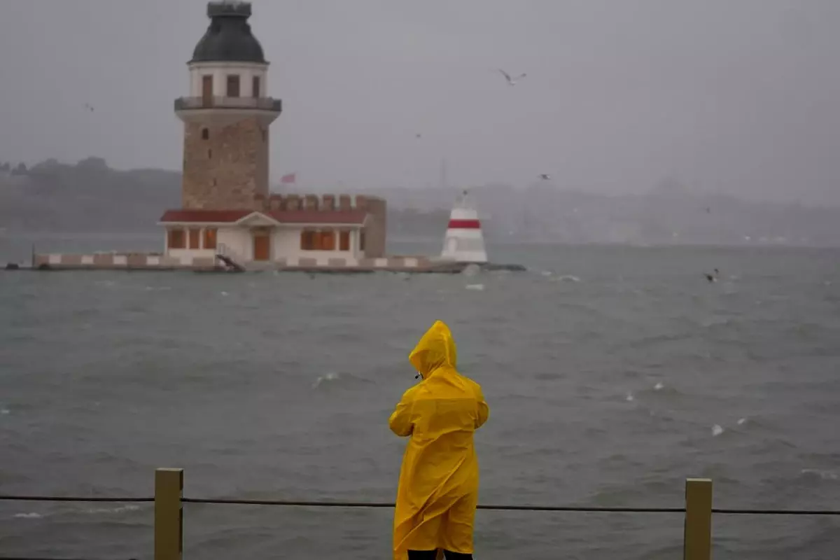 meteorolojiden 13 kente sari kodlu uyari firtina ve saganak geliyor UW1szsap