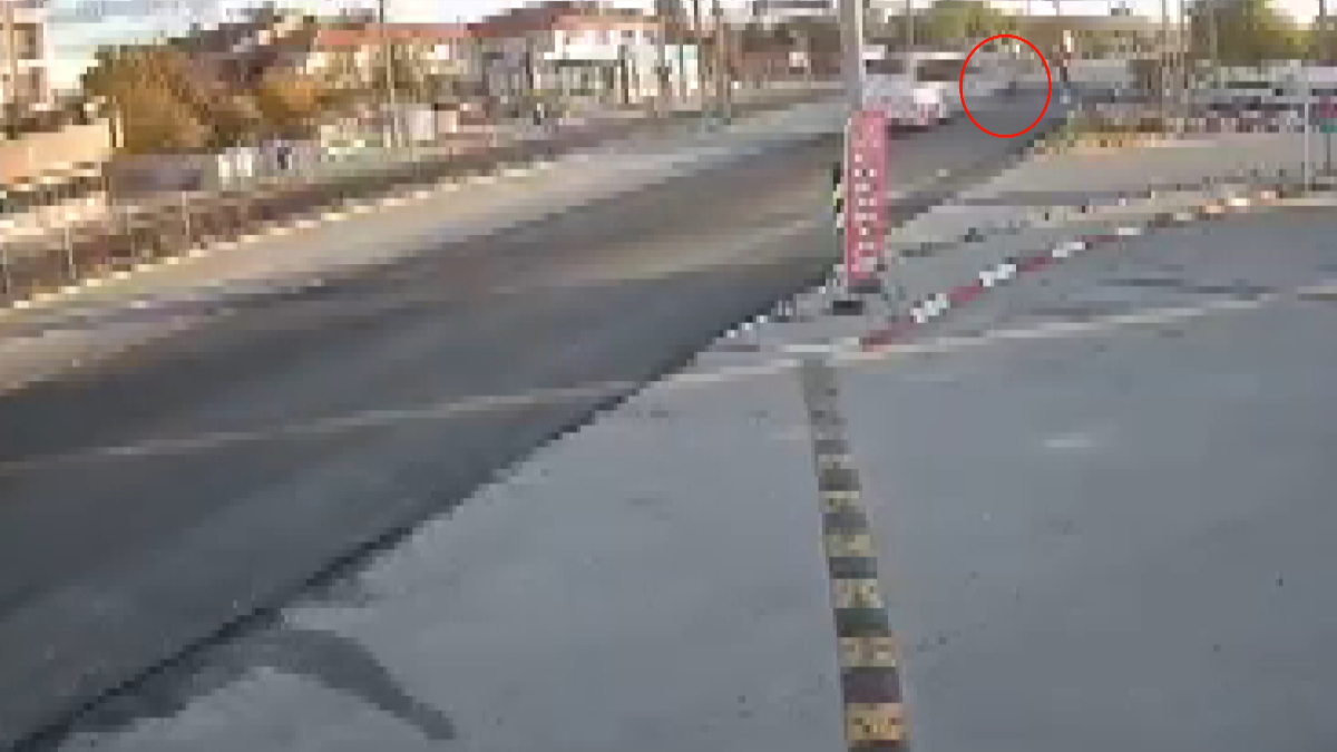 afyonkarahisarda otobusle carpisan atv surucusu hayatini kaybetti kaza ani kamerada tQ5FisWp.jpg