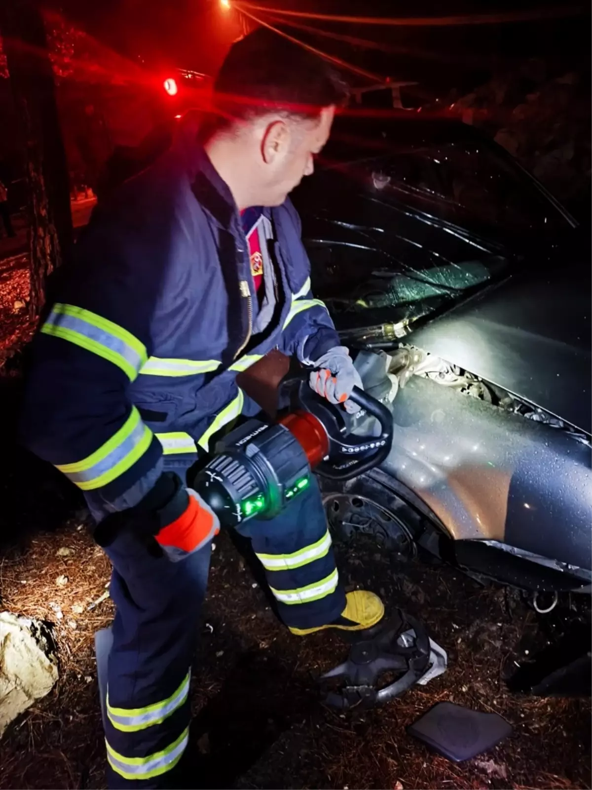 bilecikte otomobilin agacla carpmasi sonucu 2 yarali N61bqrQV