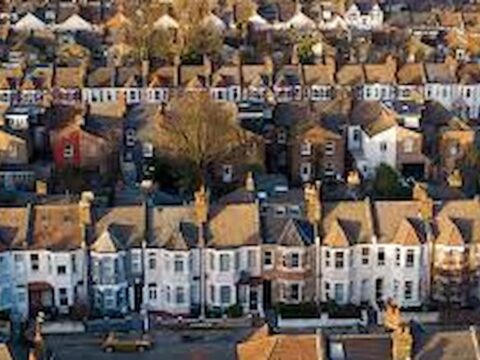 İngiltere’den Çarpıcı Yeni Uygulama: Tüm Yeni Evlerde Zorunlu Güneş Enerjisi ve Düşük Karbonlu Isıtma Sistemleri