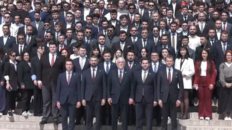 iyi-parti-genel-baskani-dervisoglu-genclerle-anitkabiri-ziyaret-etti-Qk7OR9J9