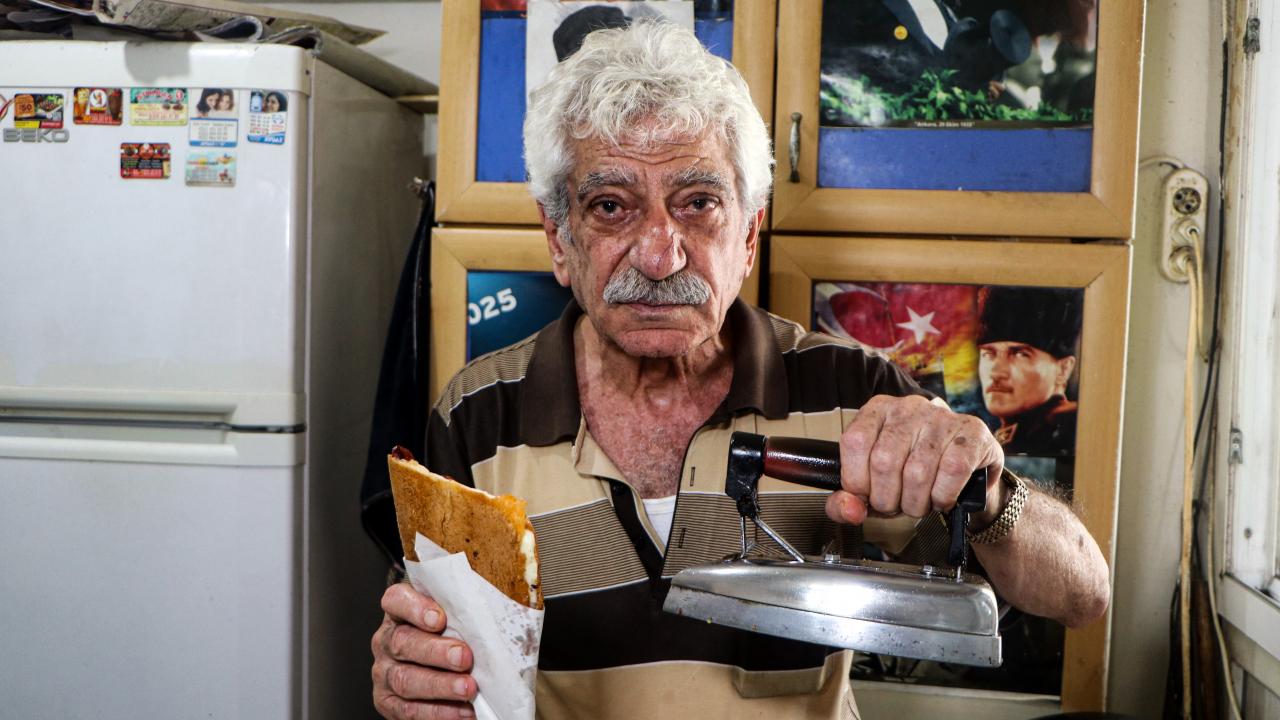 15 metrekarelik dukkaninda 50 yildir ayni utuyle utu tostu yapiyor mZLancSW
